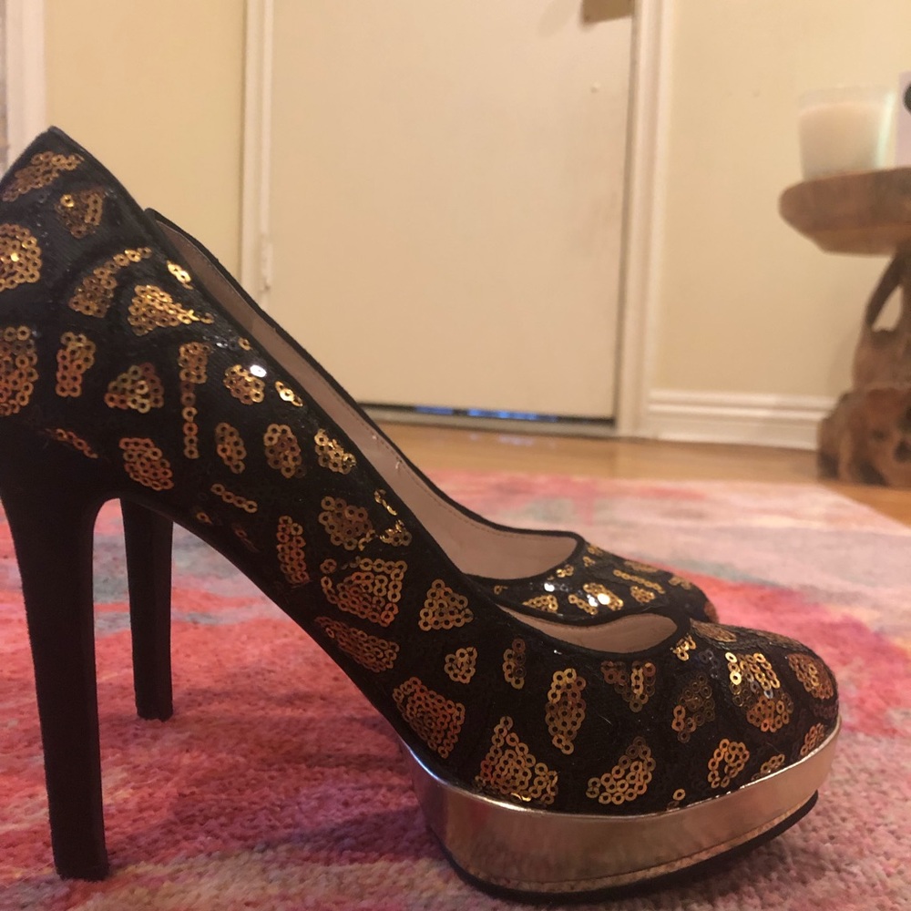 Vince Camuto platform black & gold shoes size 7.5